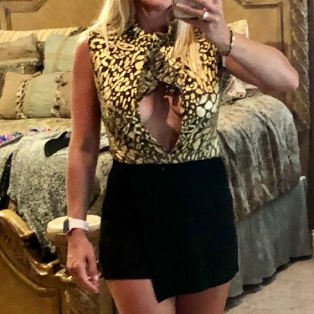 Sexy Black & gold sleeveless open front blouse - worn once - XS